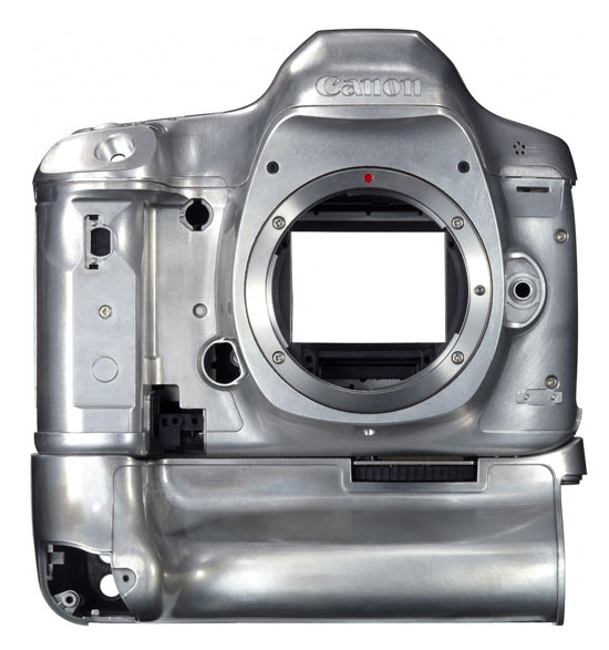 Canon_EOS_5D_Mark_III_body_front.jpg