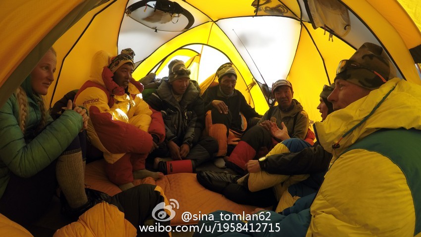 makalu-team-in-tent_h.jpg