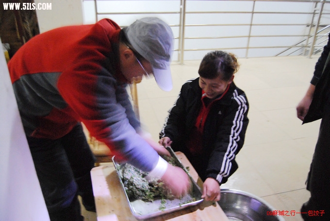 东方和丁丁同学做饺子