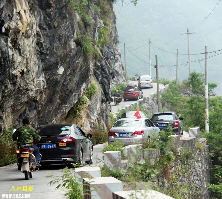 车队穿行于被拓宽的古栈道