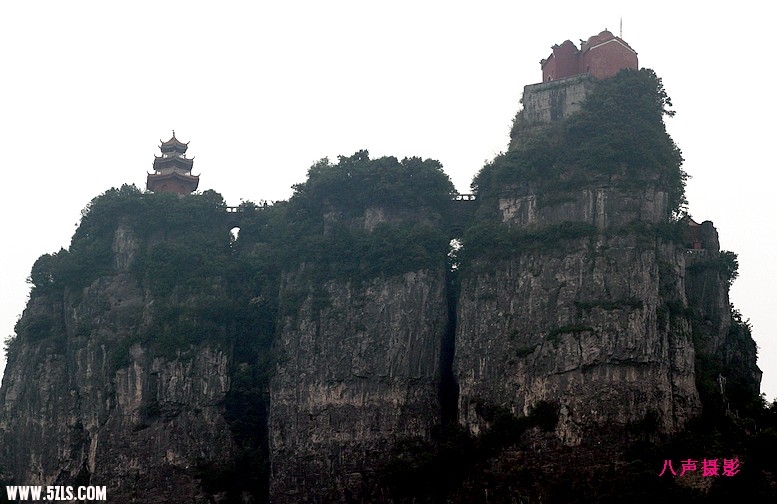 天柱山，位于长阳县城