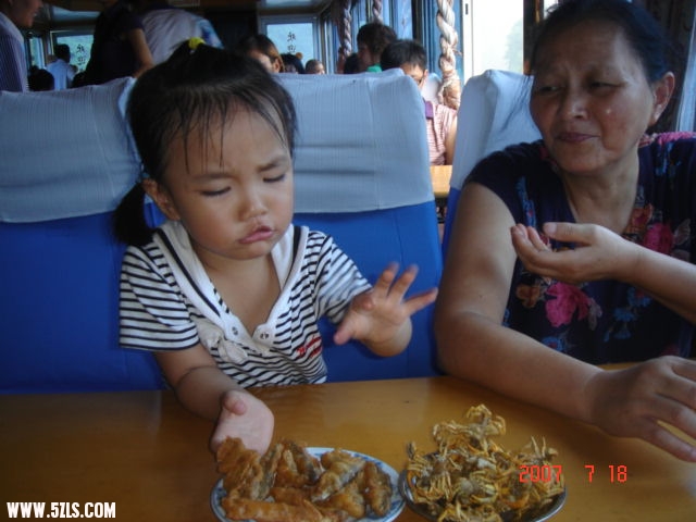 三岁，婷和奶奶吃小蟹小虾