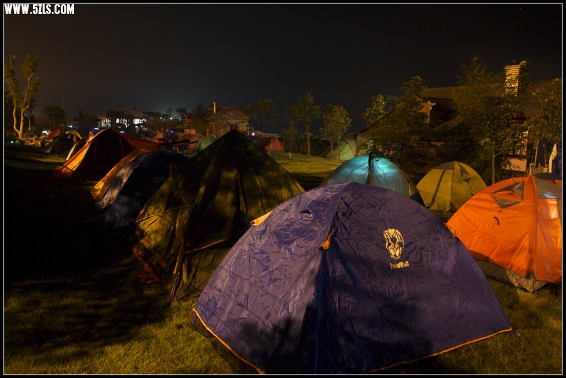 静寂、深邃的营地之夜